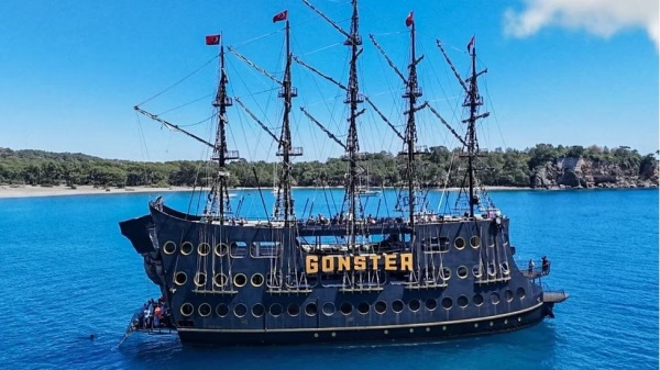 Pirates Boat Tour (Gonster)